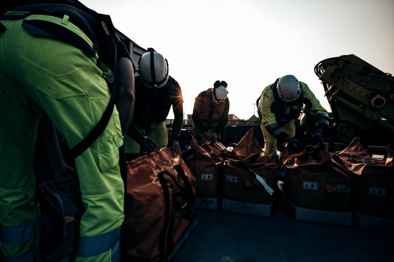 EWE Offshore Windkraftanlage vor Borkum zeigt den Arbeitsalltag der Besatzung