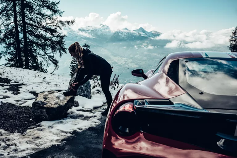 Fabienne Wohlwend für das Ferrari Jahrbuch mit ihrem Ferrari Pista