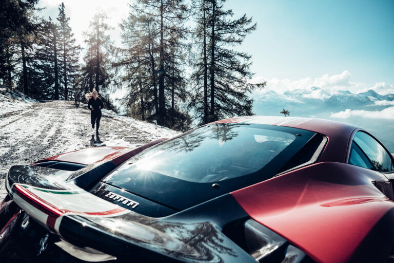 Fabienne Wohlwend für das Ferrari Jahrbuch mit ihrem Ferrari Pista