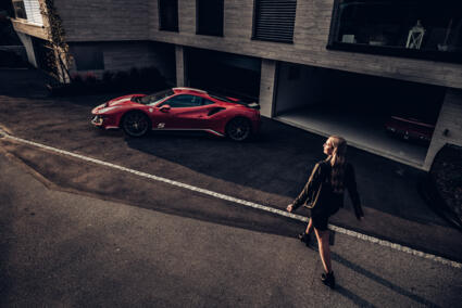 Fabienne Wohlwend für das Ferrari Jahrbuch mit ihrem Ferrari Pista