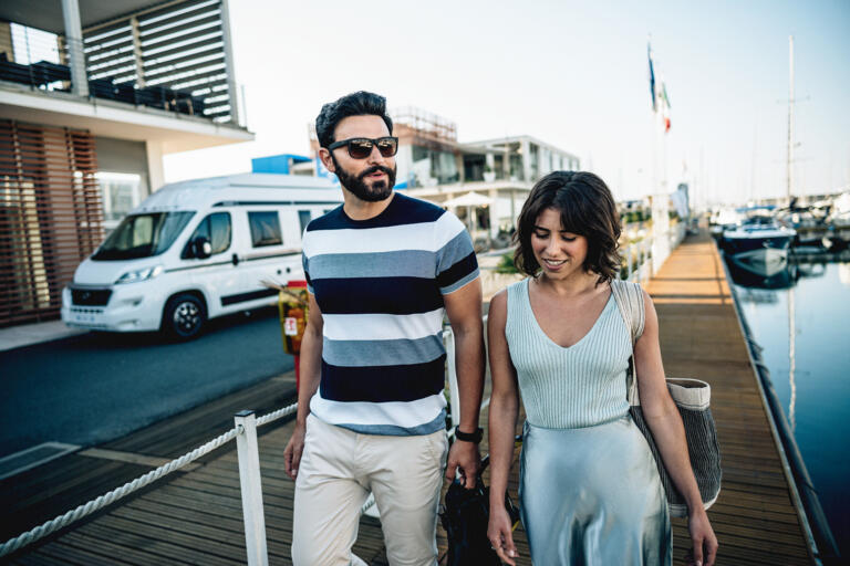 Laika Kosmo Campervan lifestyle automotive Fotografie im Hafen von Rosignano