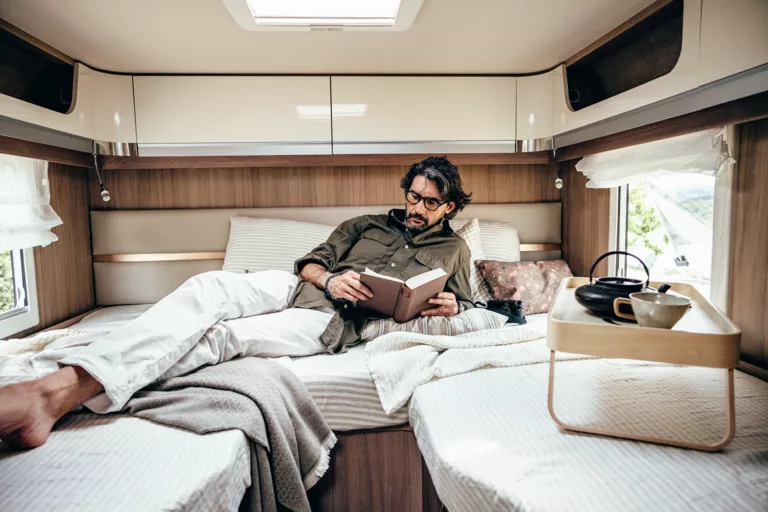 Laika Ecovip lifestyle automotive Fotografie in den Hügeln von Siena
