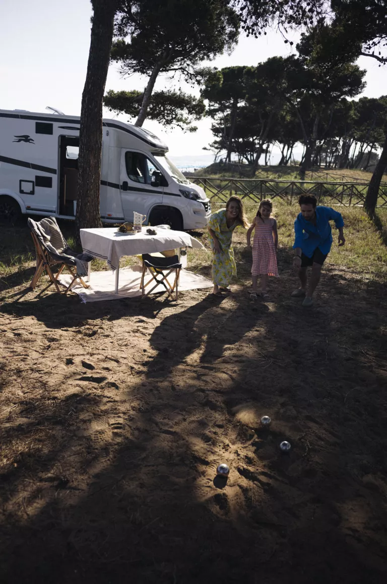 2023 Korbinian Seifert Photography Lifestyle Automotive Caravan Laika Kosmo beach 04