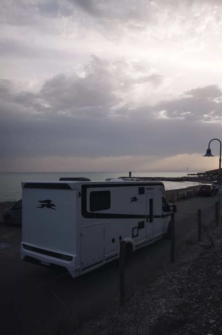 2023 Korbinian Seifert Photography Lifestyle Automotive Caravan Laika Kosmo beach 08