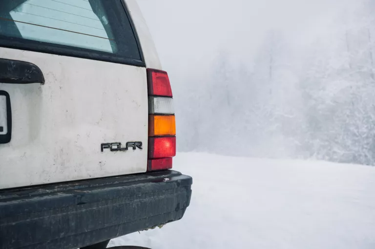 Martin Mayr zusammen mit seinem Volvo Polar in verschneiter Landschaft