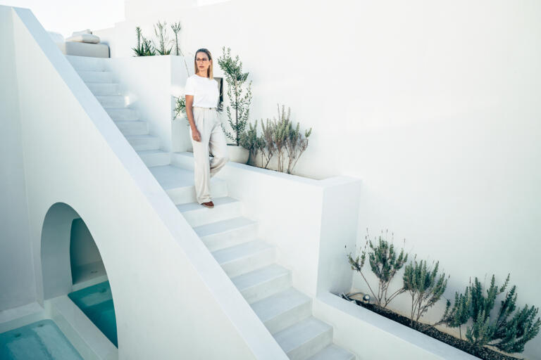 Fotoshooting für die Rodenstock Brillenfassungen Kollektion 2022 auf der Insel Santorini zusammen mit der Agentur Pascher Heinz