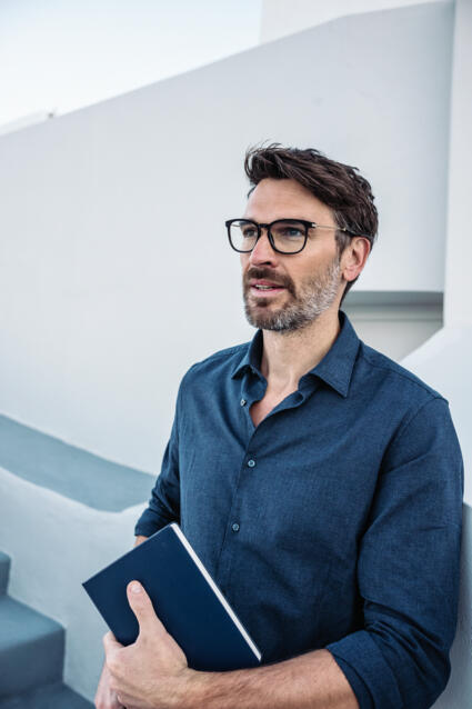 Fotoshooting für die Rodenstock Brillenfassungen Kollektion 2022 auf der Insel Santorini zusammen mit der Agentur Pascher Heinz