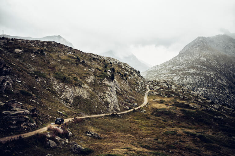 Offroad Geländewagen Story mit stimmungsvoller Landschaft in den Westalpen