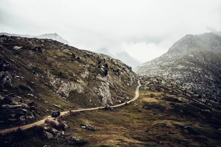 Offroad Geländewagen Story mit stimmungsvoller Landschaft in den Westalpen