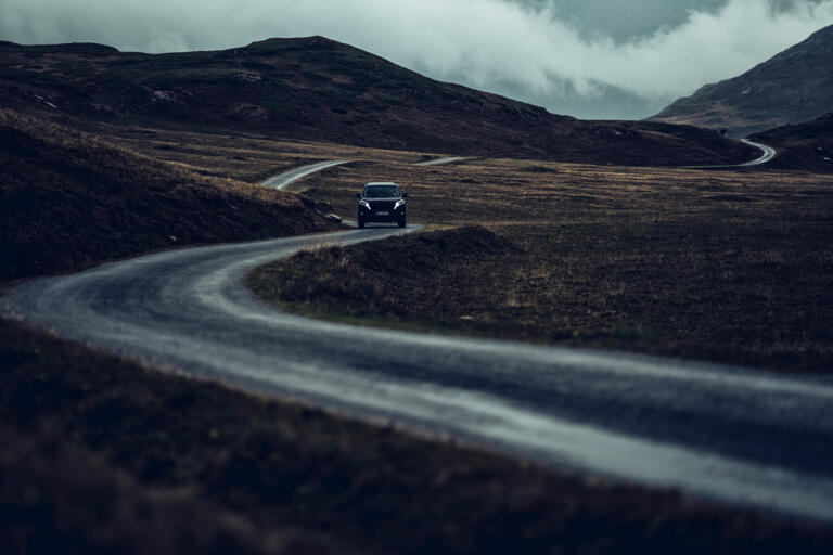 Offroad Geländewagen Story mit stimmungsvoller Landschaft in den Westalpen