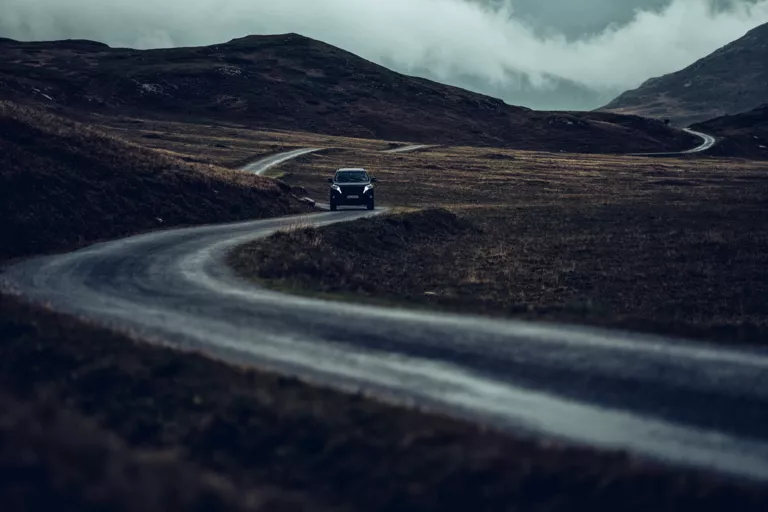 Offroad Geländewagen Story mit stimmungsvoller Landschaft in den Westalpen