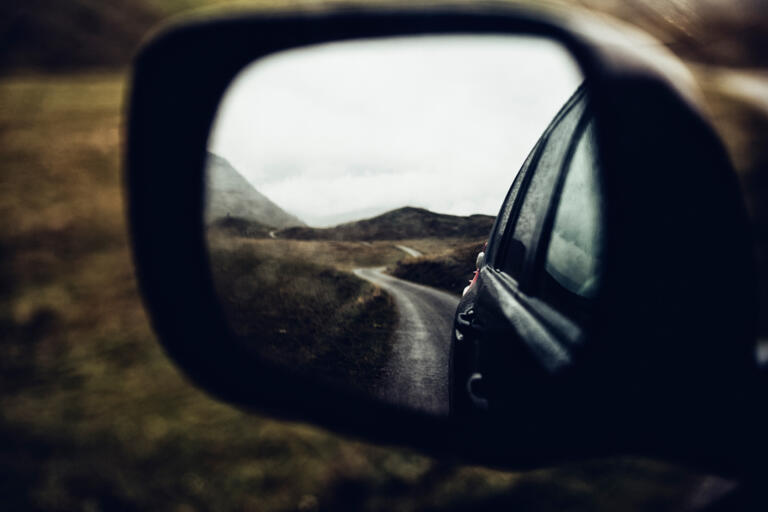 Offroad Geländewagen Story mit stimmungsvoller Landschaft in den Westalpen